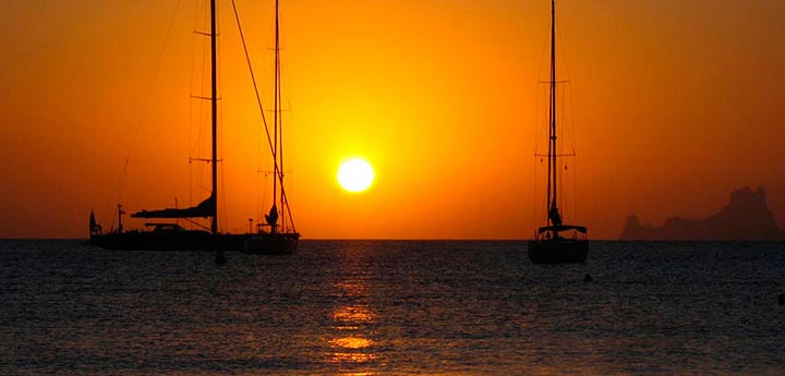 Xiringuito Beso Beach Formentera durant la posta de sol
