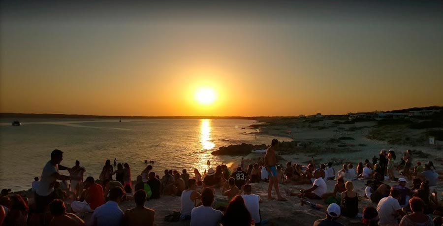 Capvespre hippie al xiringuito Pirata Bus platja de Migjorn