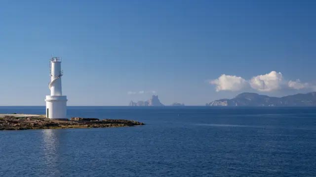Vista del faro di La Savina con l'isola di Es Vedra e Ibiza sullo sfondo.