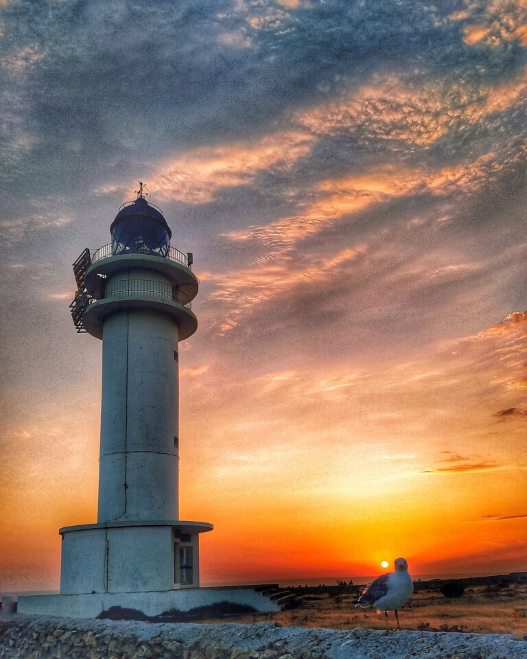 Puesta de sol en el faro des Cap de Barbaria en Formentera