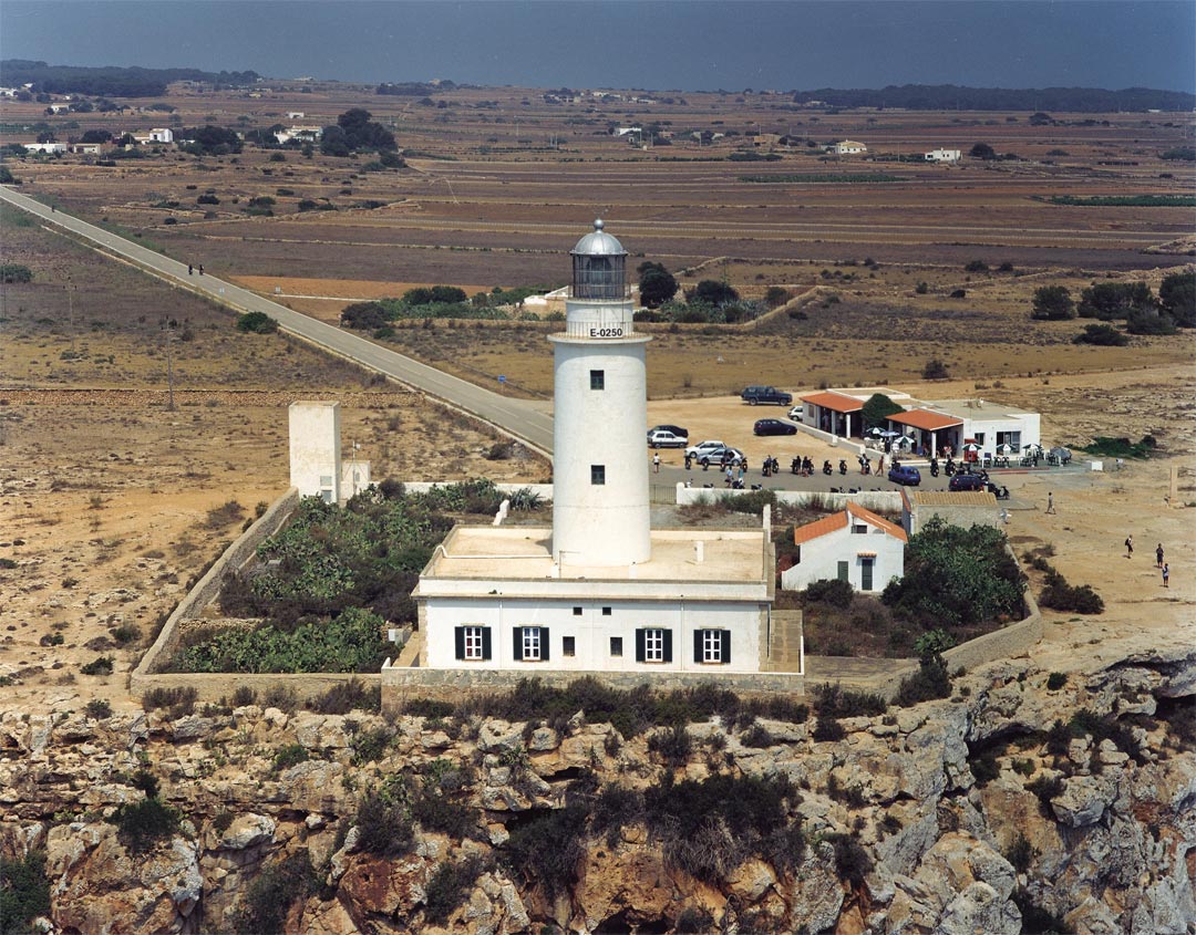 Vista aerea del faro di La Mola, l'altopiano e il parcheggio del faro.